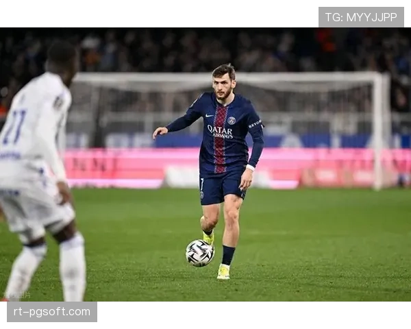 欧冠引进新一代球员追踪背心,可实时监测负荷与疲劳数据以供战术调整。